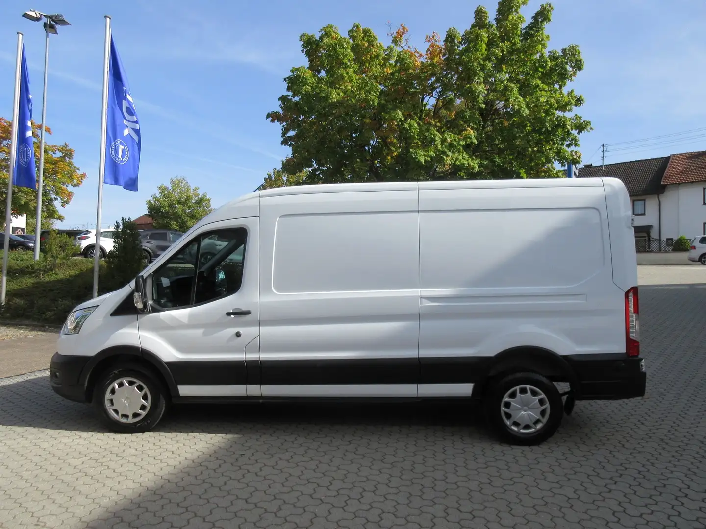 Ford Transit Transporter in Weiß gebraucht in Pfaffenhofen für € 23.880,-