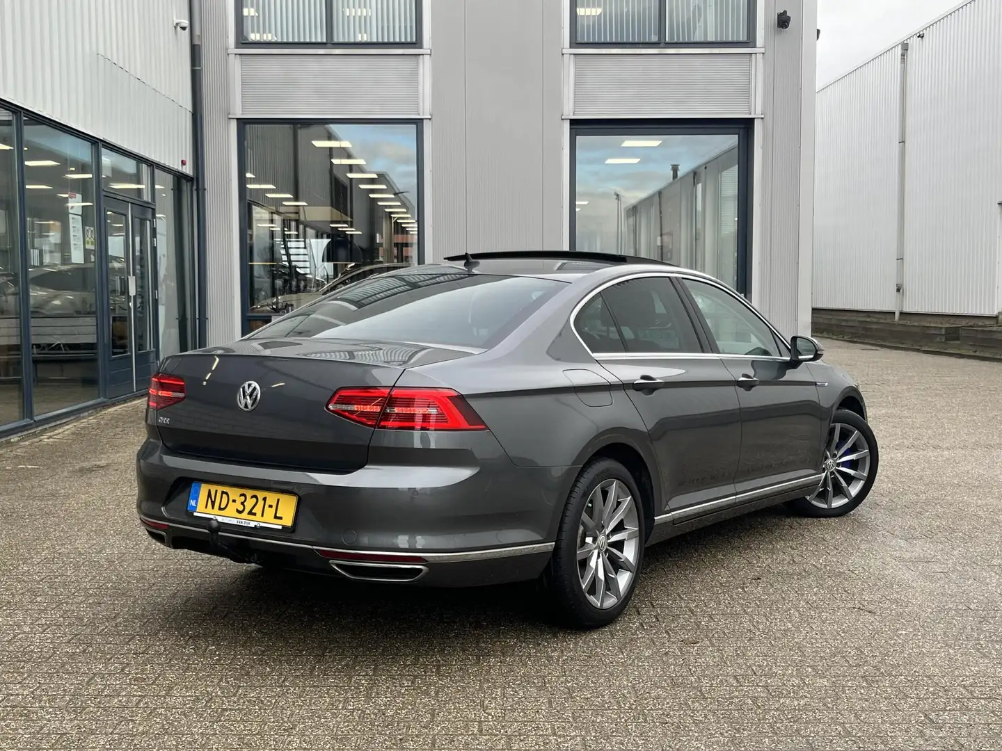 Volkswagen Passat 1.4 TSI GTE Connected Series Plus NL Auto/2e Eig./ Grau - 2