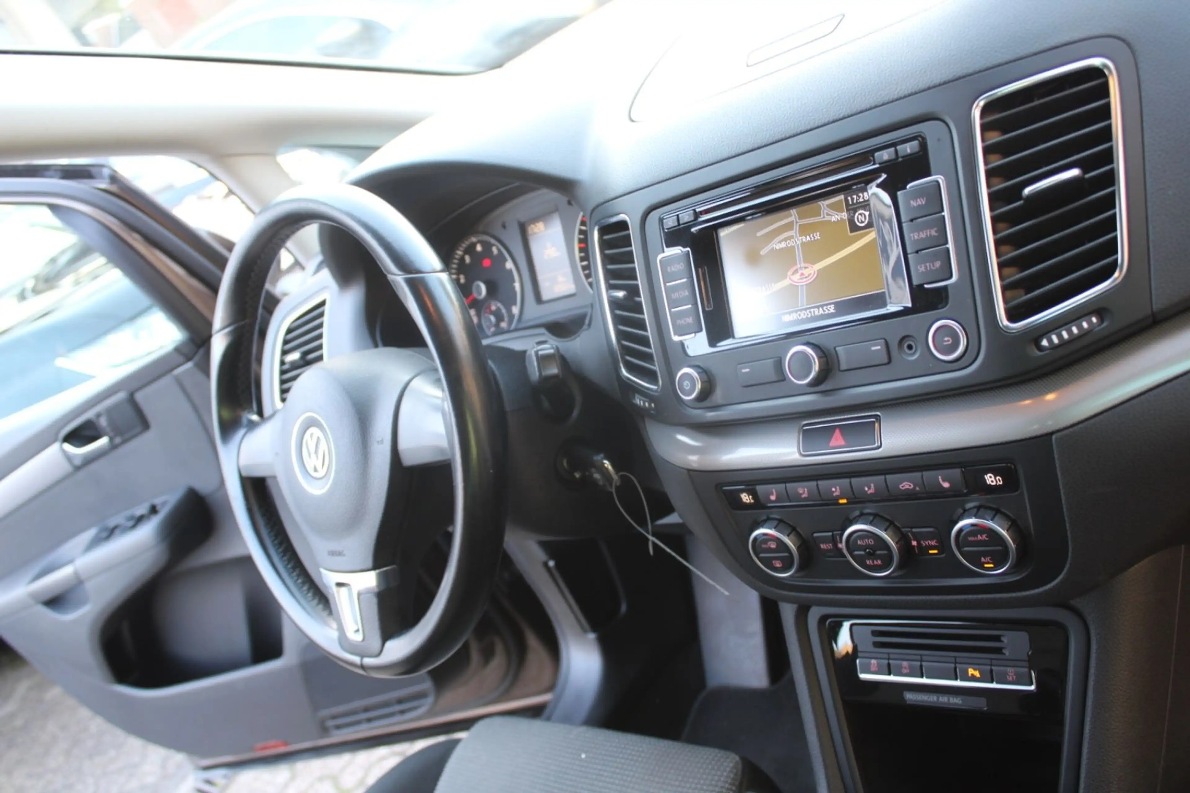 Volkswagen Sharan 1.4 TSI Comfortline BMT*7SITZER*NAVI*SHZ! — photo 12