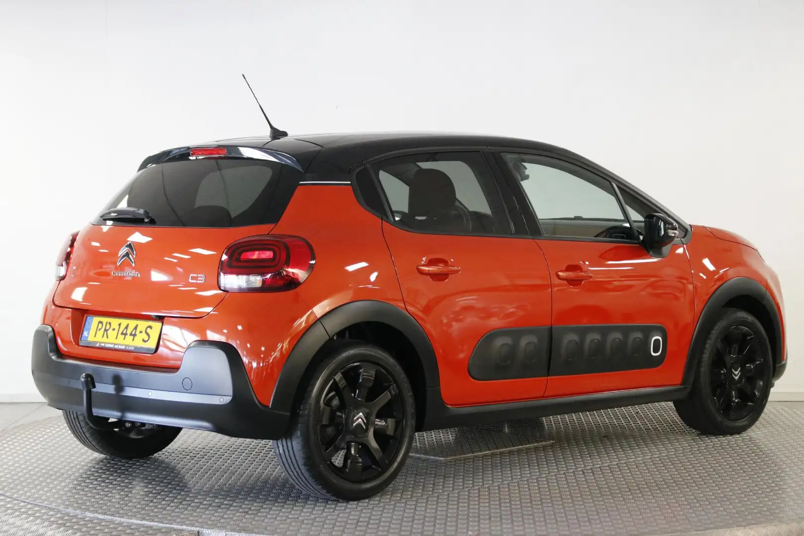 Citroen C3 1.2 PureTech Shine Clima | Cruise | Trekhaak | Car Oranje - 2