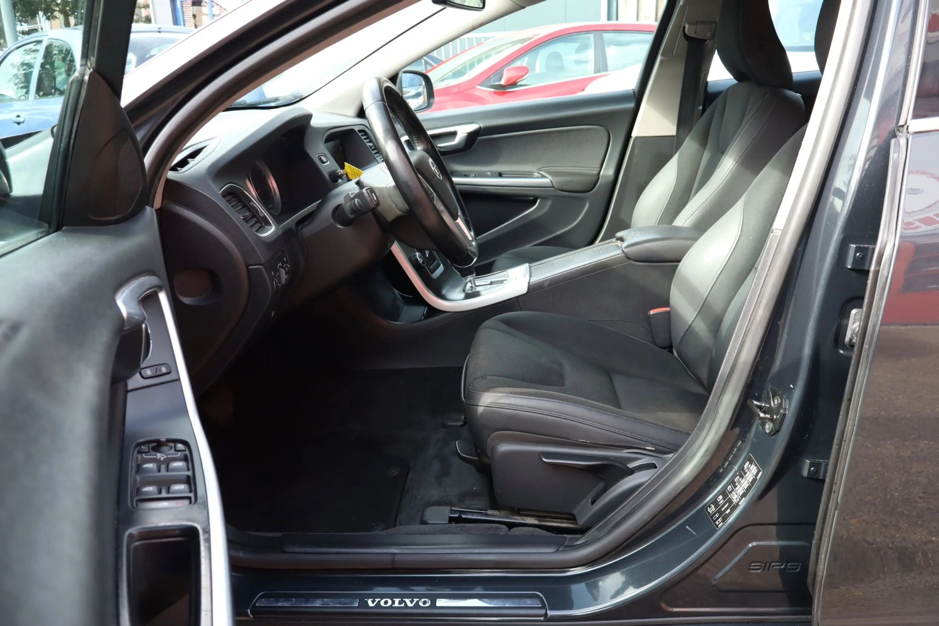Volvo V60 2.0T Momentum , AUTOMAAT, 1/2 LEDER, NAVI. — photo 10