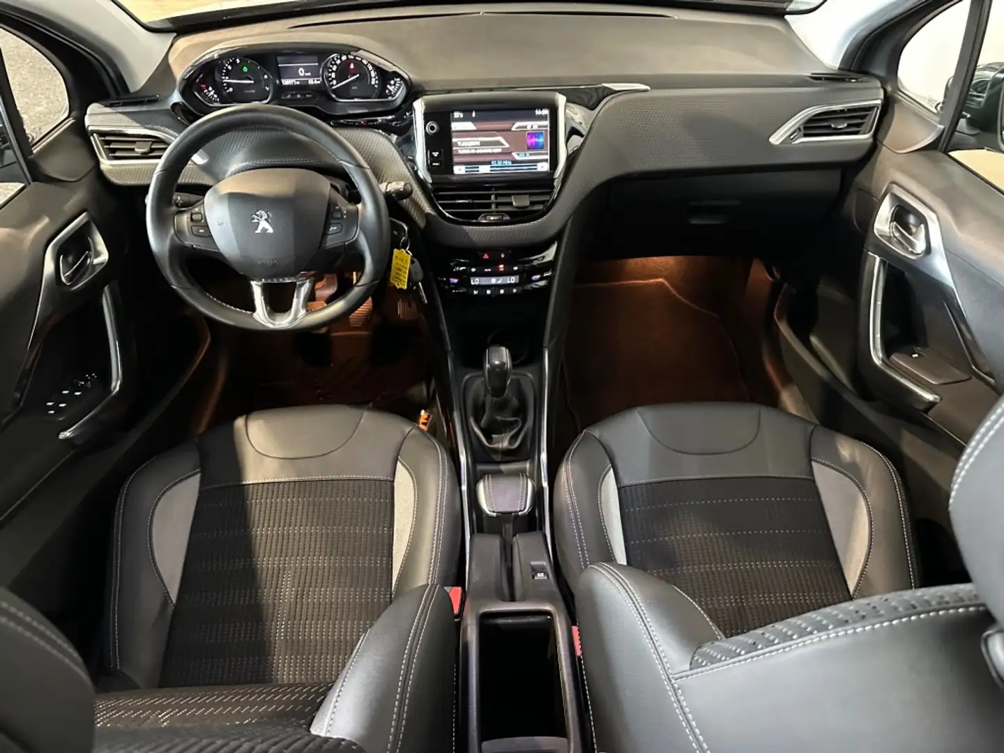 Peugeot 2008 1.2 VTI ALL. PACK PR RIJKAAR l PANO l NAVI l PDC l Grijs - 2