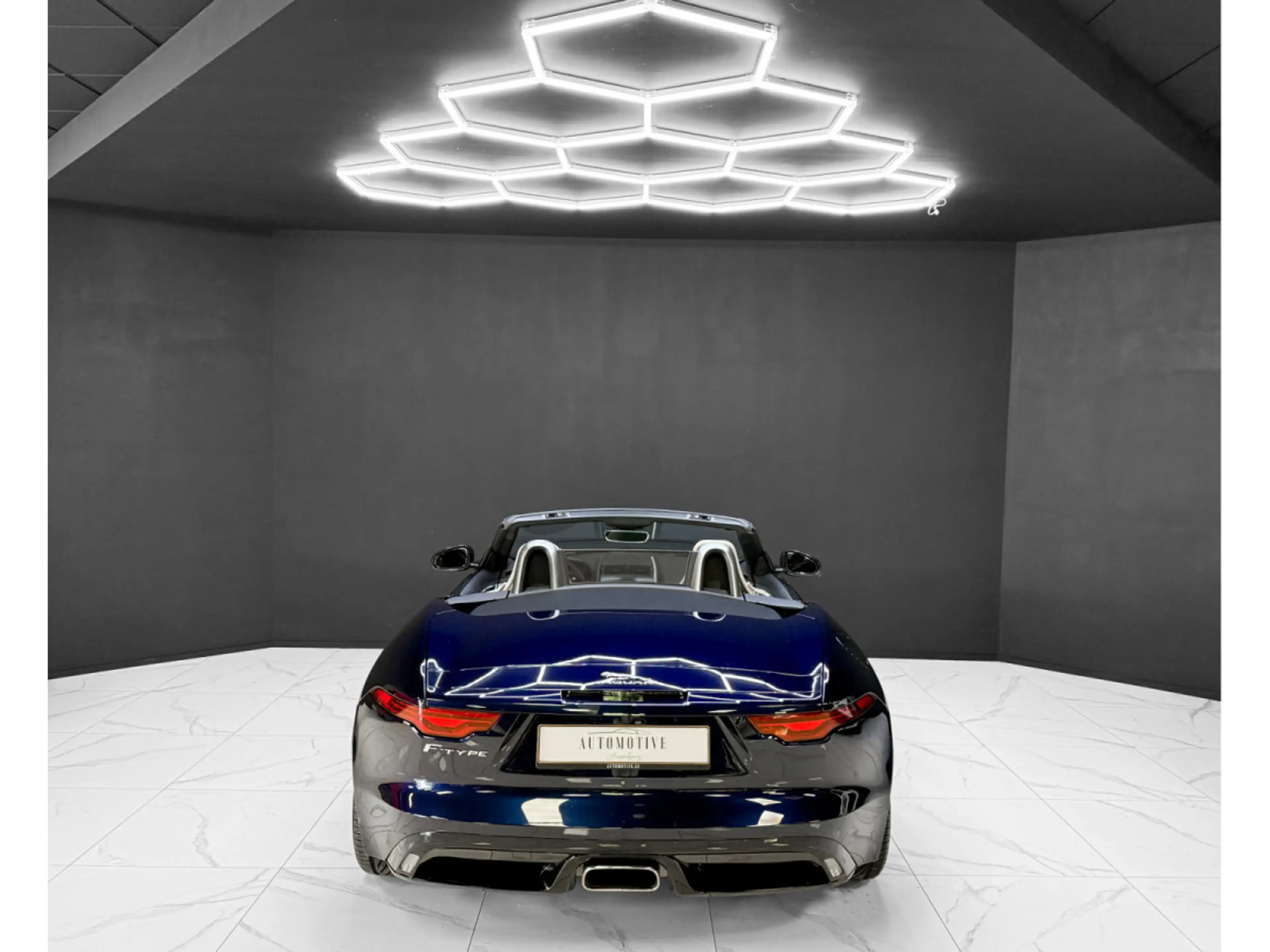 Jaguar F-Type P300 Cabriolet R-Dynamic / Meridian / LED / 1.Hand — photo 4