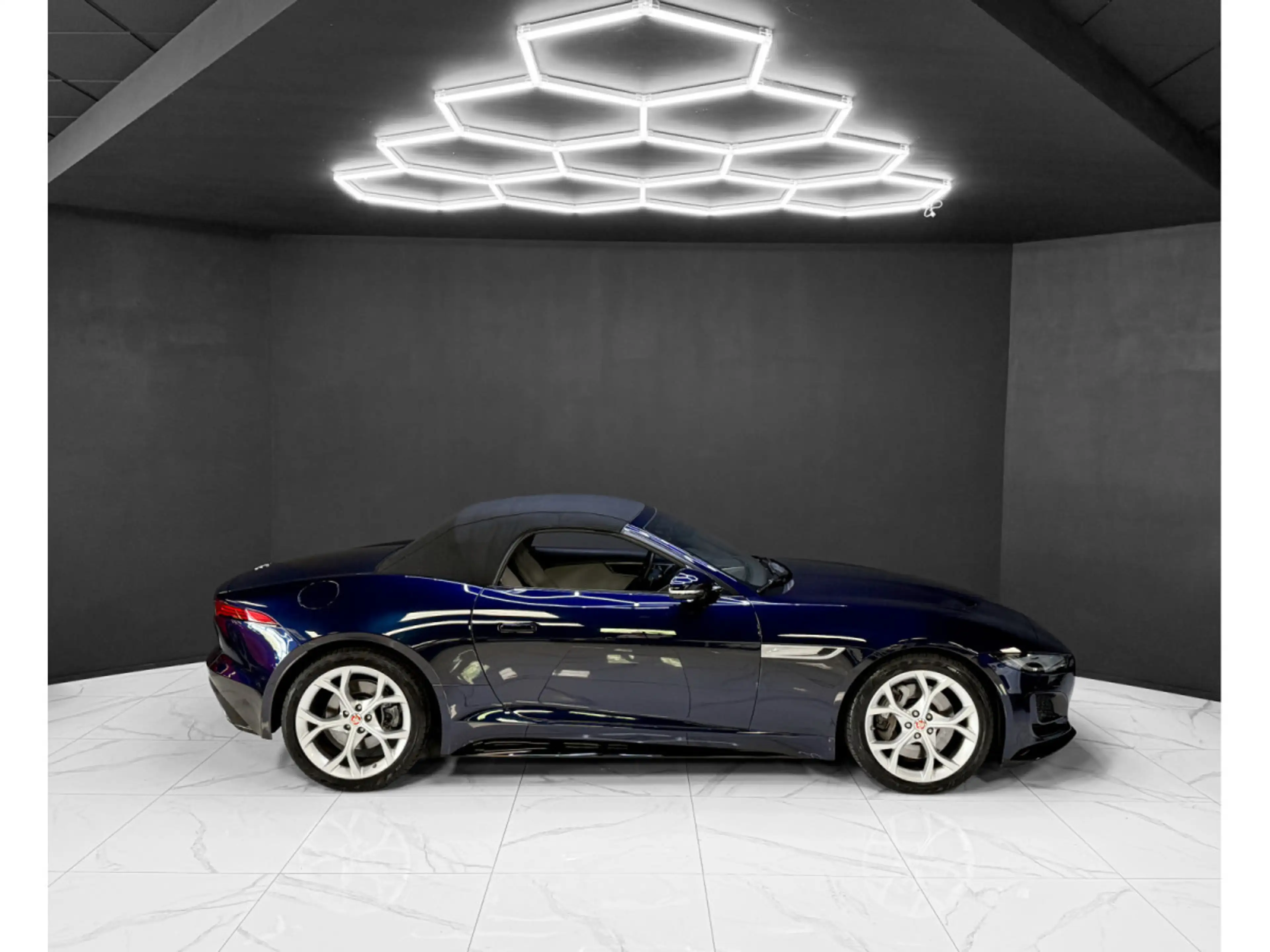 Jaguar F-Type P300 Cabriolet R-Dynamic / Meridian / LED / 1.Hand — photo 6