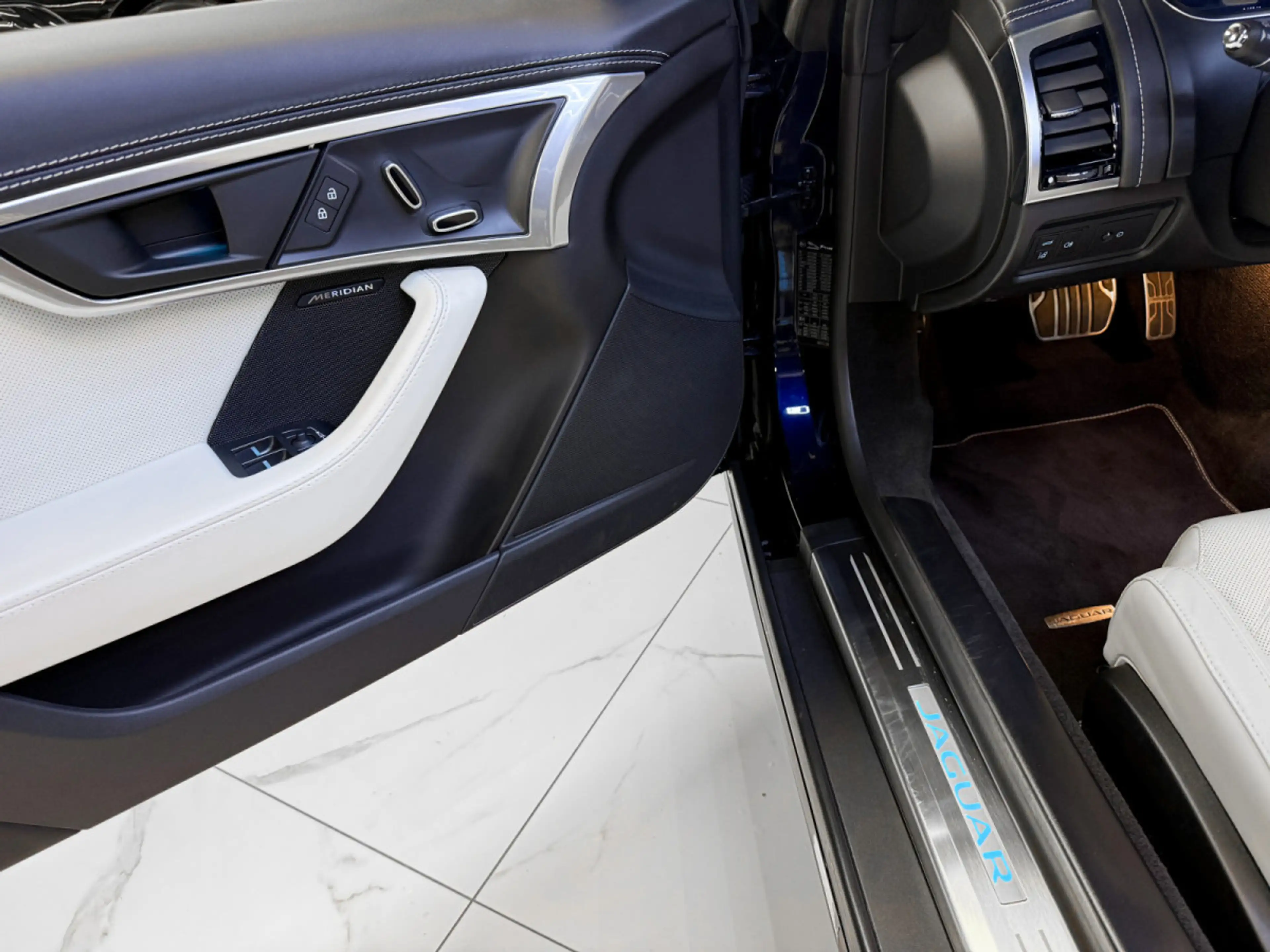 Jaguar F-Type P300 Cabriolet R-Dynamic / Meridian / LED / 1.Hand — photo 11
