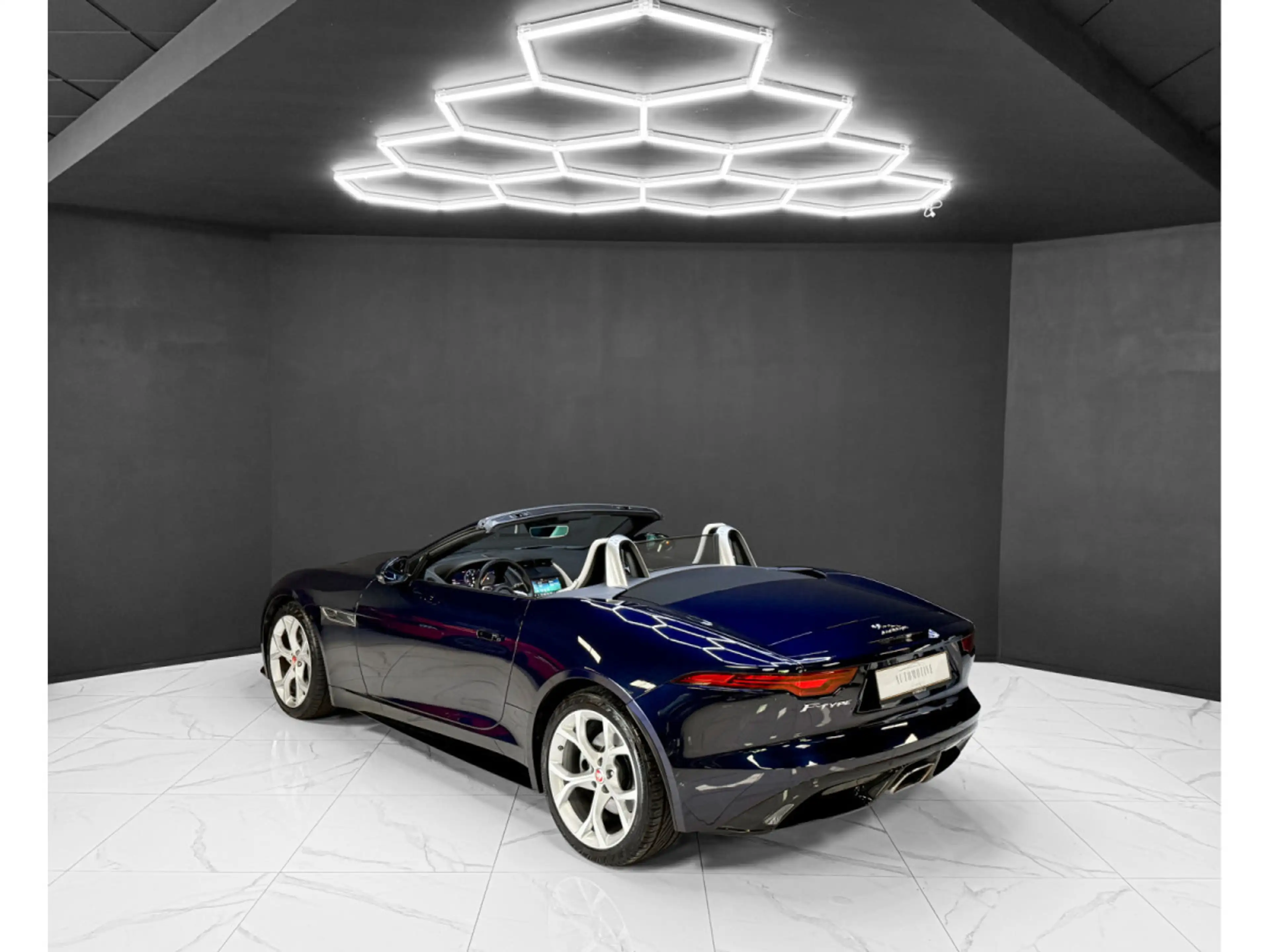 Jaguar F-Type P300 Cabriolet R-Dynamic / Meridian / LED / 1.Hand — photo 3