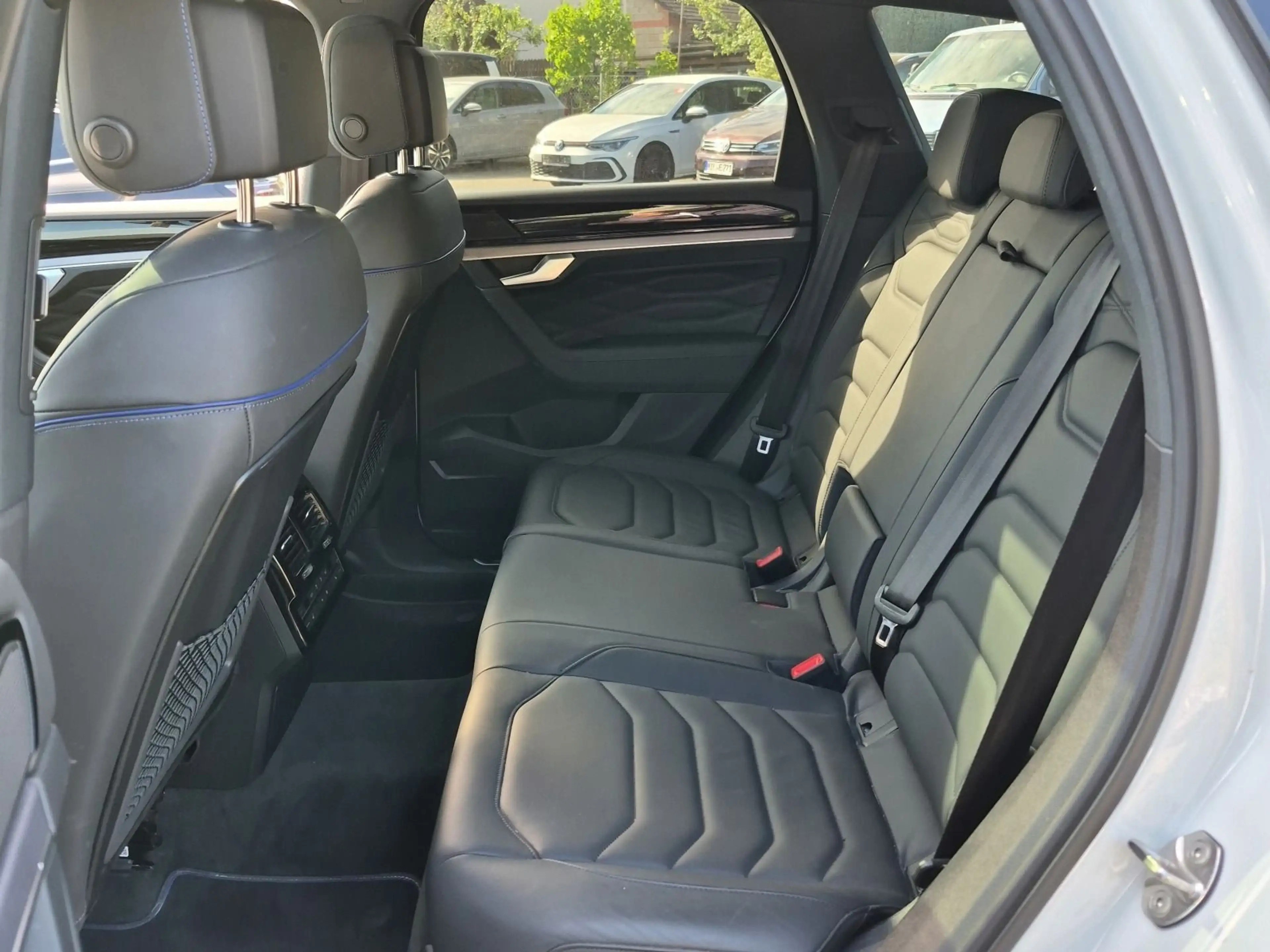 Volkswagen Touareg R 3.0 TSI eHybrid 4M PANO 360° AHK LUFT — photo 7