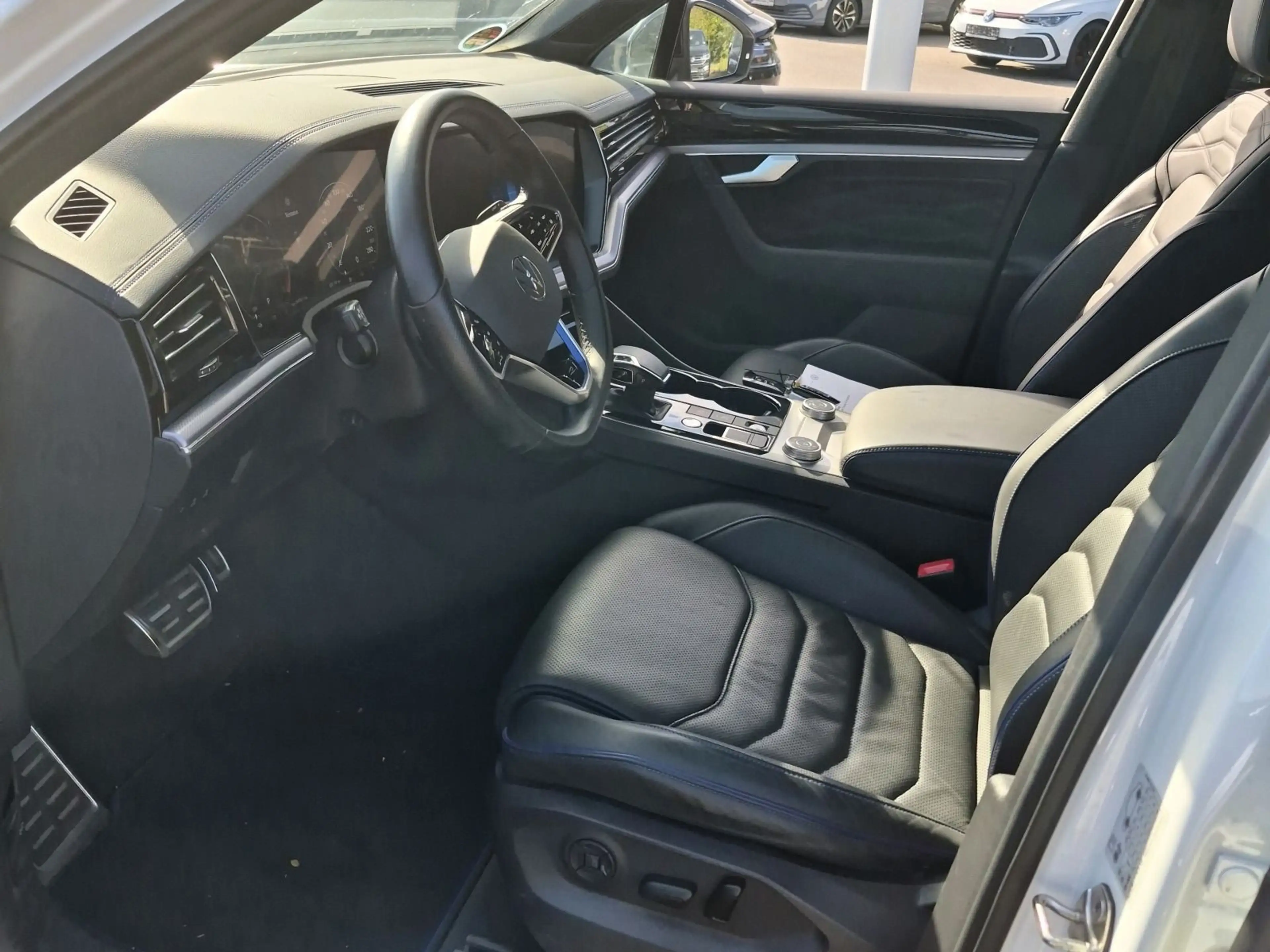 Volkswagen Touareg R 3.0 TSI eHybrid 4M PANO 360° AHK LUFT — photo 6