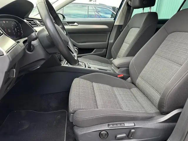 Volkswagen Passat view 9
