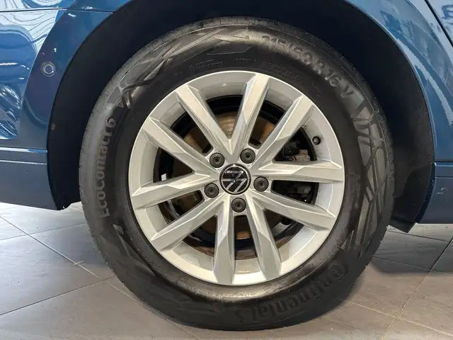 Volkswagen Passat view 3