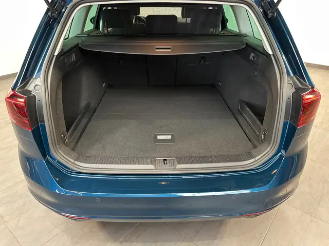 Volkswagen Passat view 6