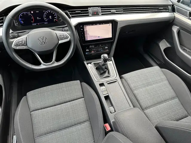 Volkswagen Passat view 11