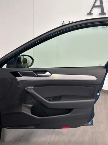Volkswagen Passat view 8