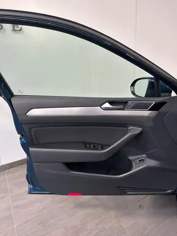 Volkswagen Passat view 7