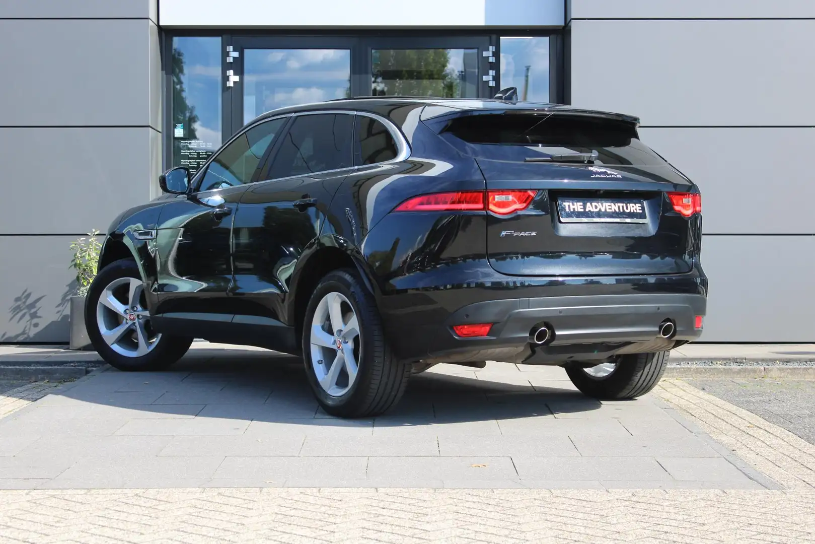 Jaguar F-Pace 2.0t AWD Portfolio | Pano | Trekhaak | Cold Climat Zwart - 2