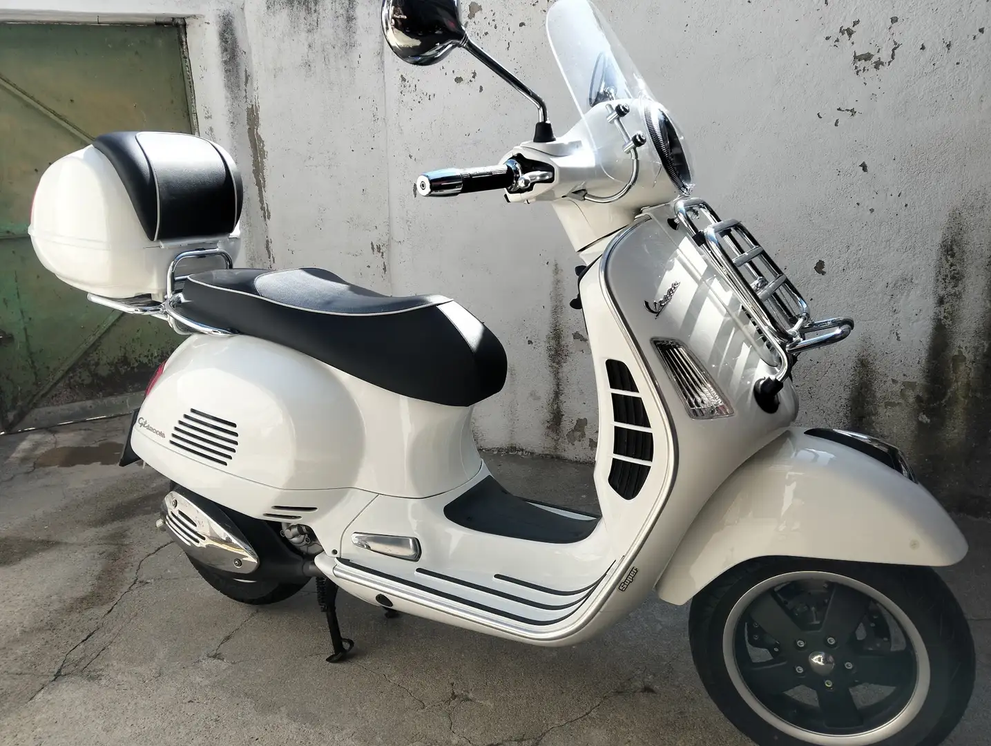 Vespa GTS Super Sport 300 Parrilla Delantera y Baúl Trasero Blanc - 2