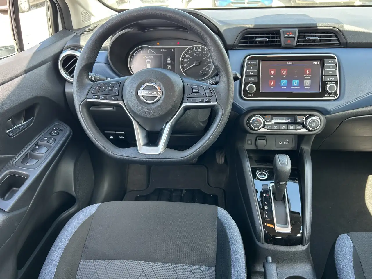Nissan Versa снимка Nissan Versa