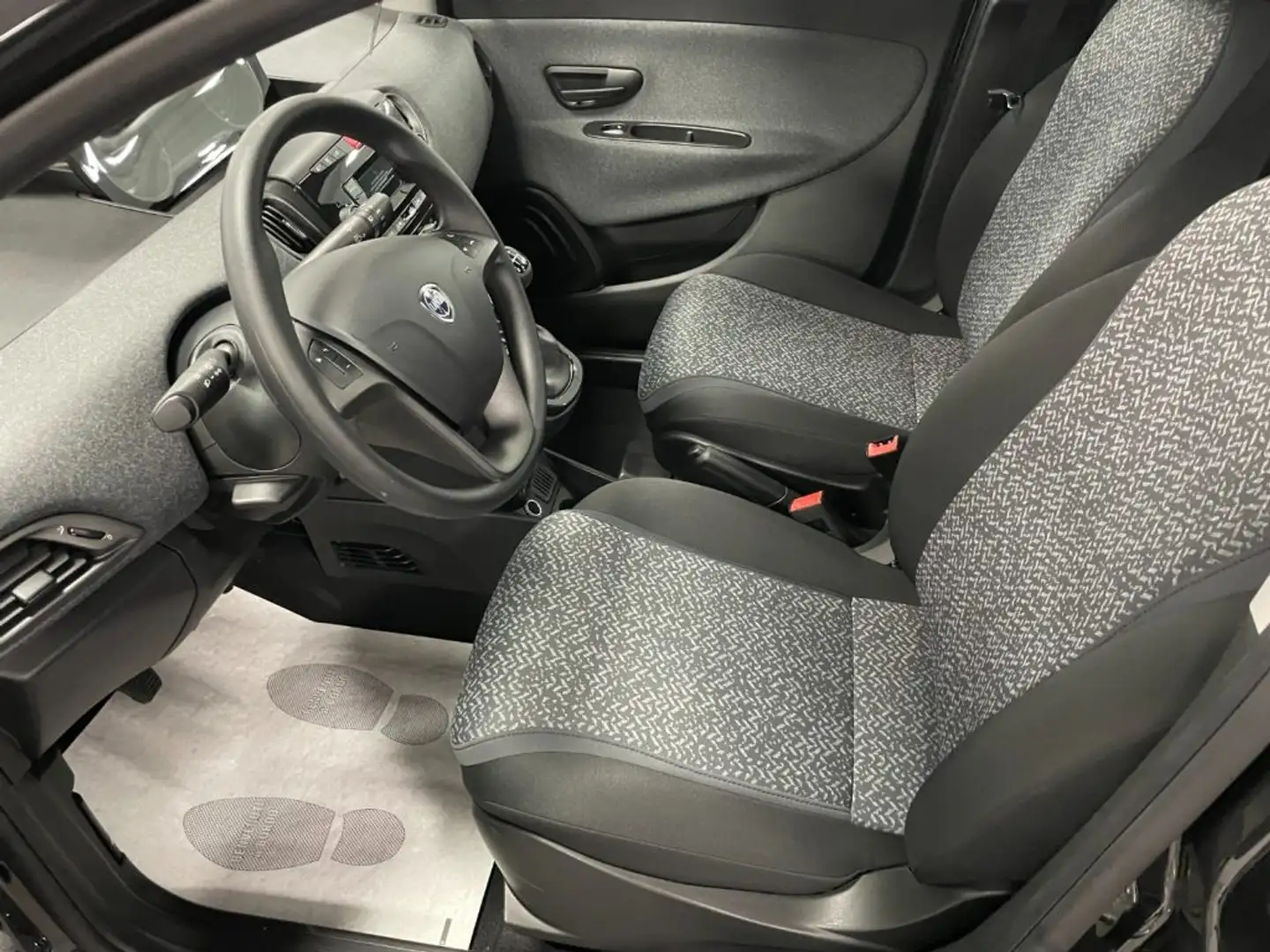 Lancia Ypsilon 1.0 Hybrid 69 CV Silver Zwart - 2