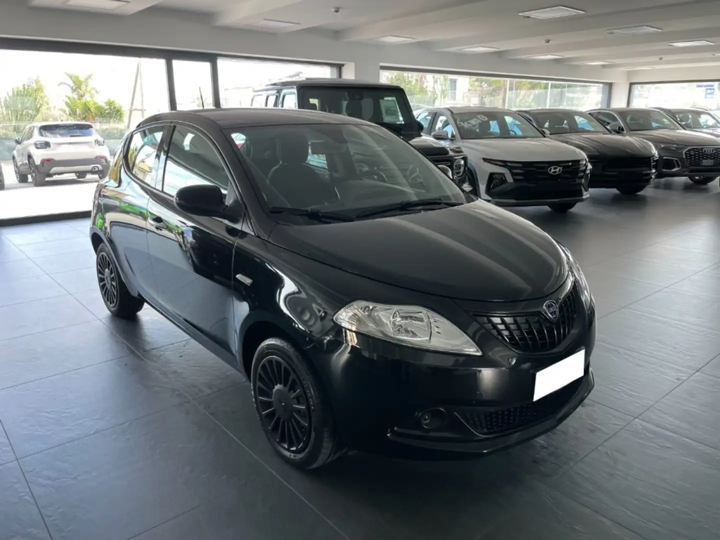 Lancia Ypsilon 1.0 Hybrid 69 CV Silver Zwart - 1