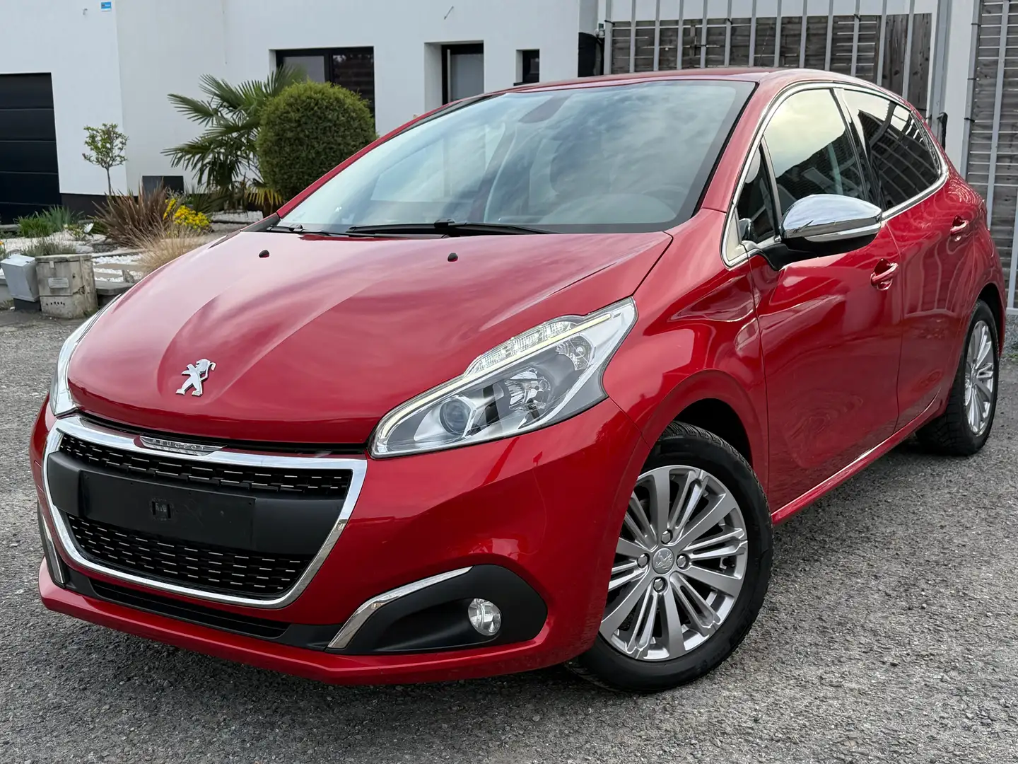 Peugeot 208 1.2i*Garantie 1 an*GPS*BLUETOOTH* Rood - 1
