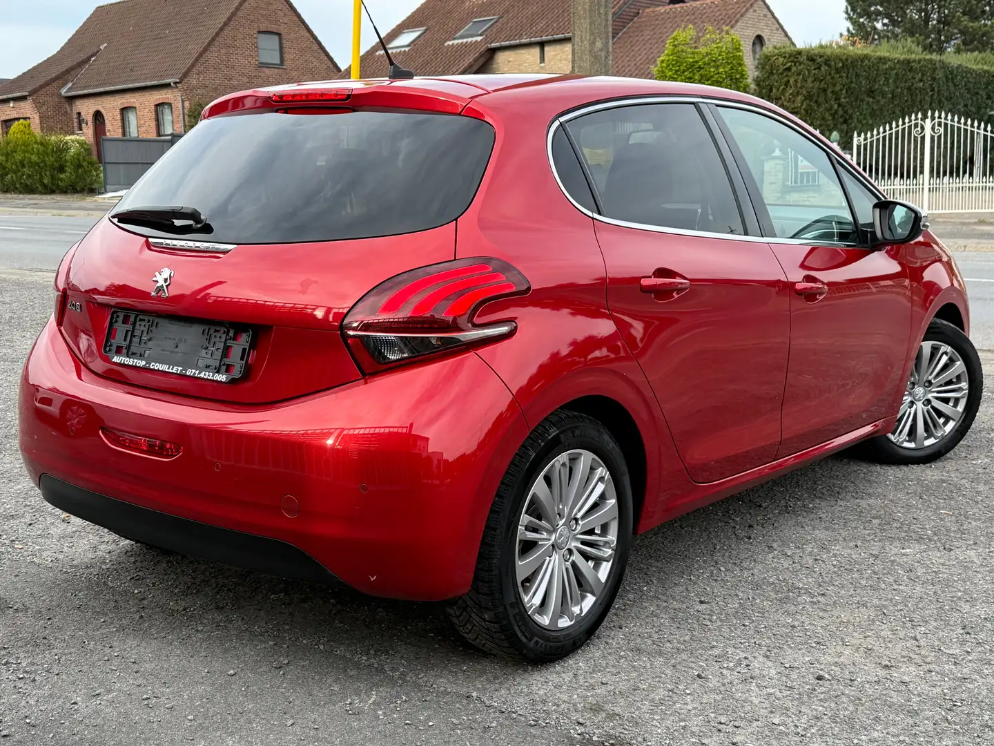 Peugeot 208 1.2i*Garantie 1 an*GPS*BLUETOOTH* Rood - 2