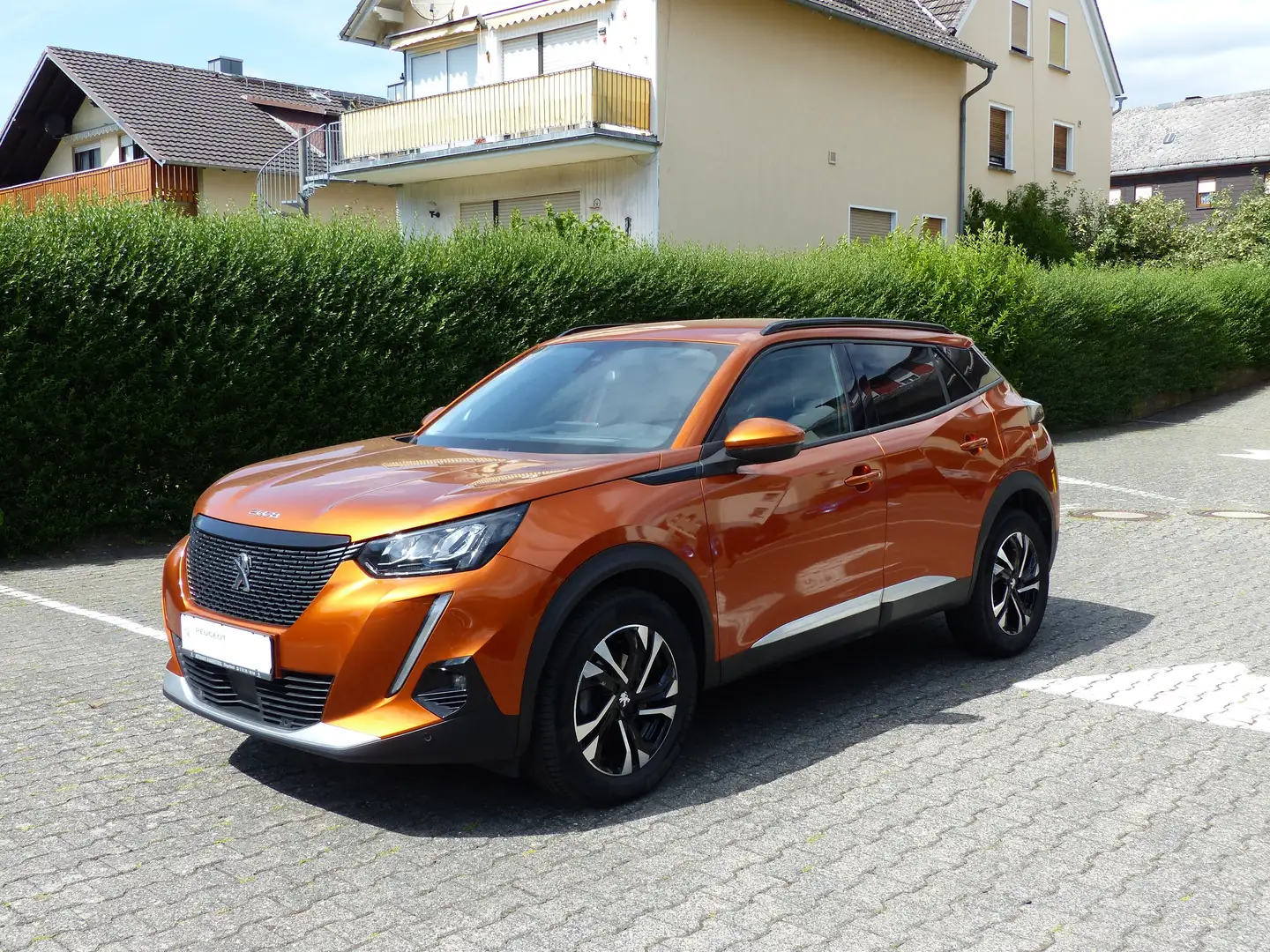 Peugeot 2008 PureTech 130 EAT8 Allure Orange - 1
