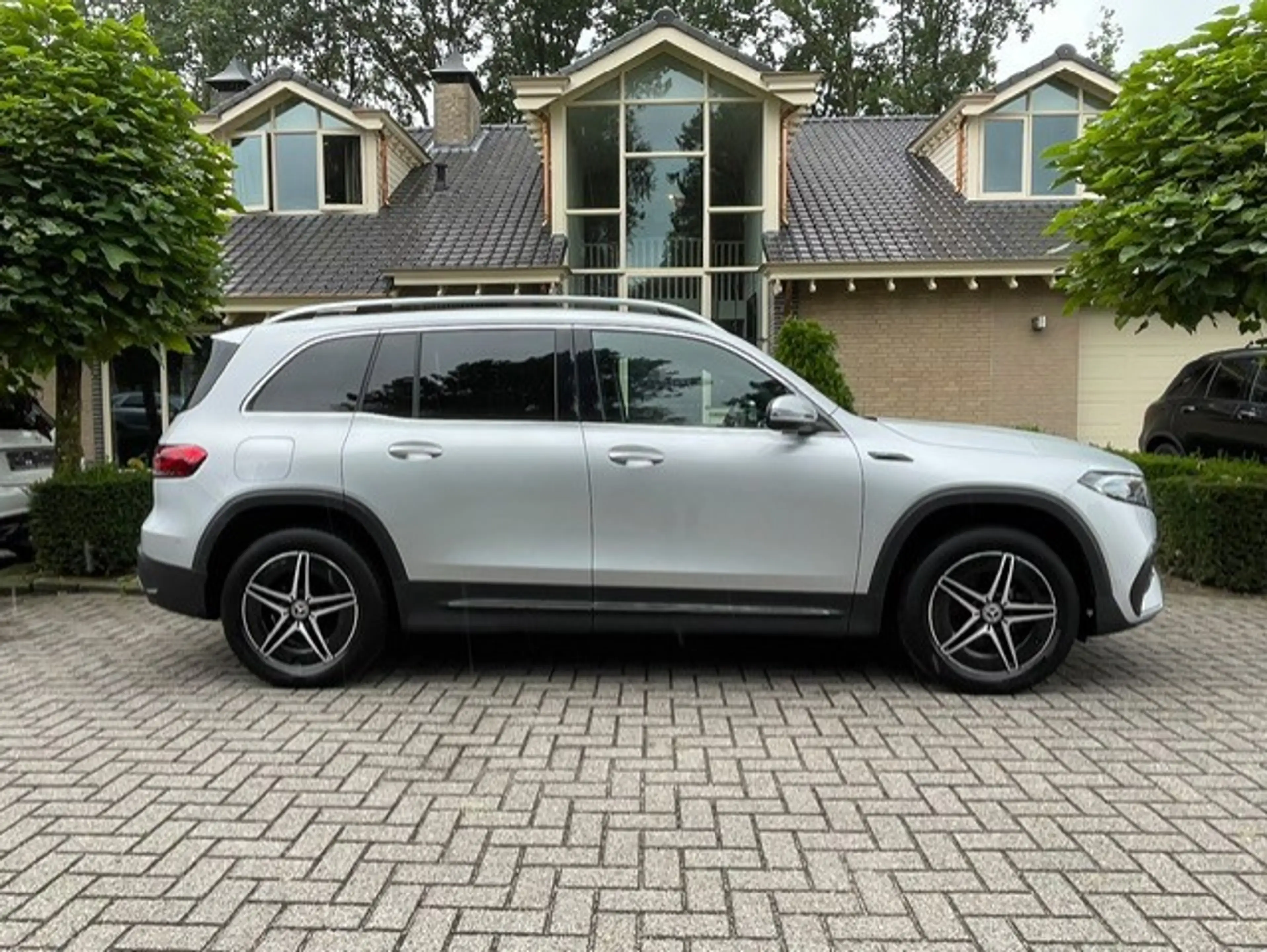 Mercedes-Benz EQB 300 4MATIC PANO LED NAVI CAMERA — photo 2