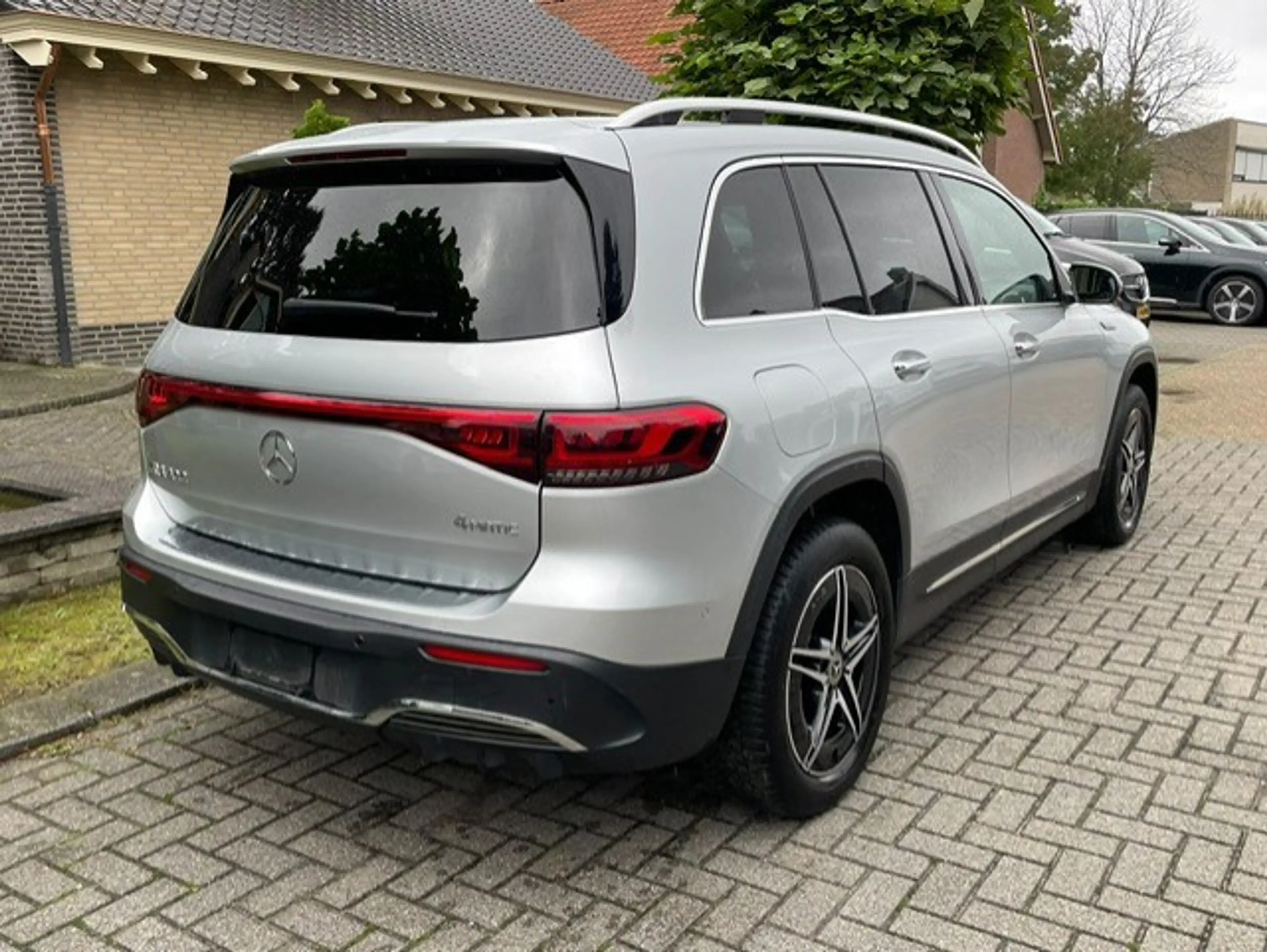 Mercedes-Benz EQB 300 4MATIC PANO LED NAVI CAMERA — photo 3