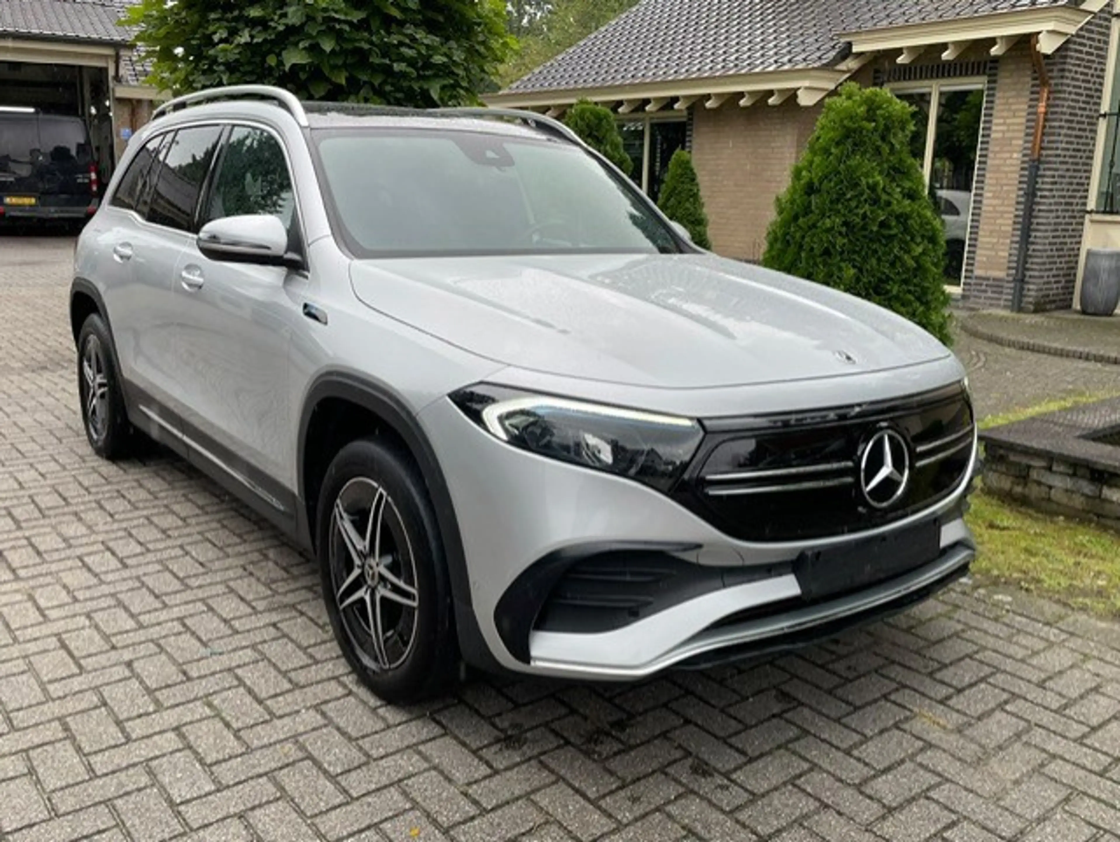 Mercedes-Benz EQB 300 4MATIC PANO LED NAVI CAMERA
