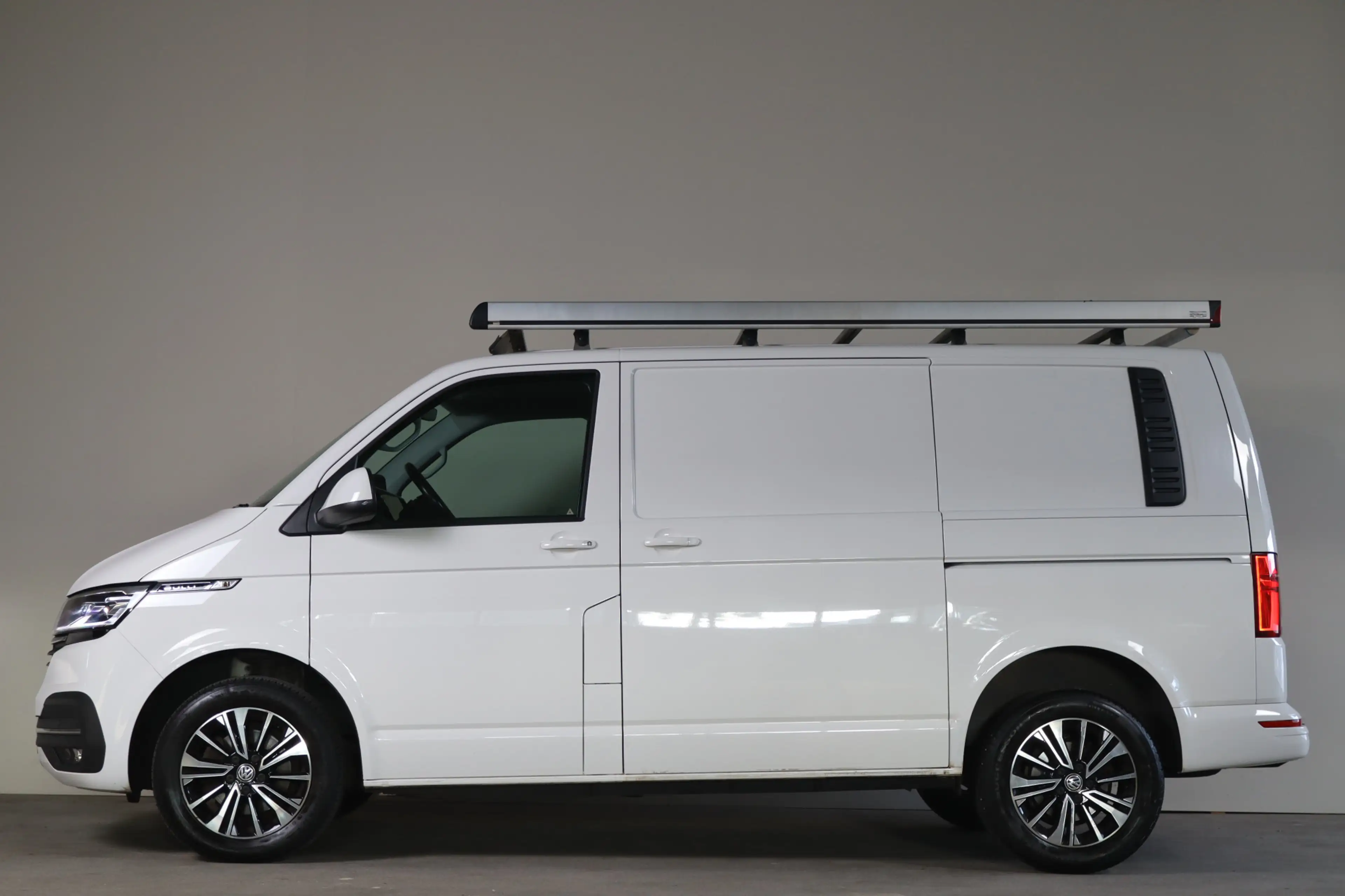 Volkswagen T6.1 Transporter 2.0 TDI L1H1 28 Bulli - NL Auto!! Adap Cruise I Ca — photo 14