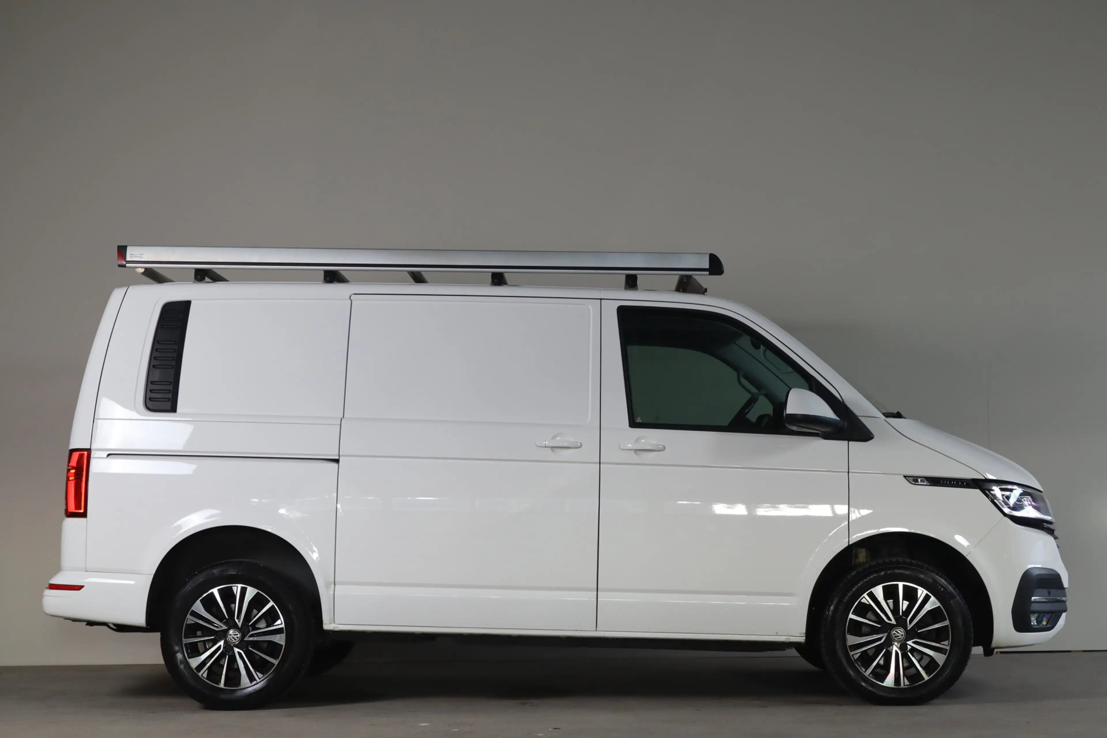 Volkswagen T6.1 Transporter 2.0 TDI L1H1 28 Bulli - NL Auto!! Adap Cruise I Ca — photo 13