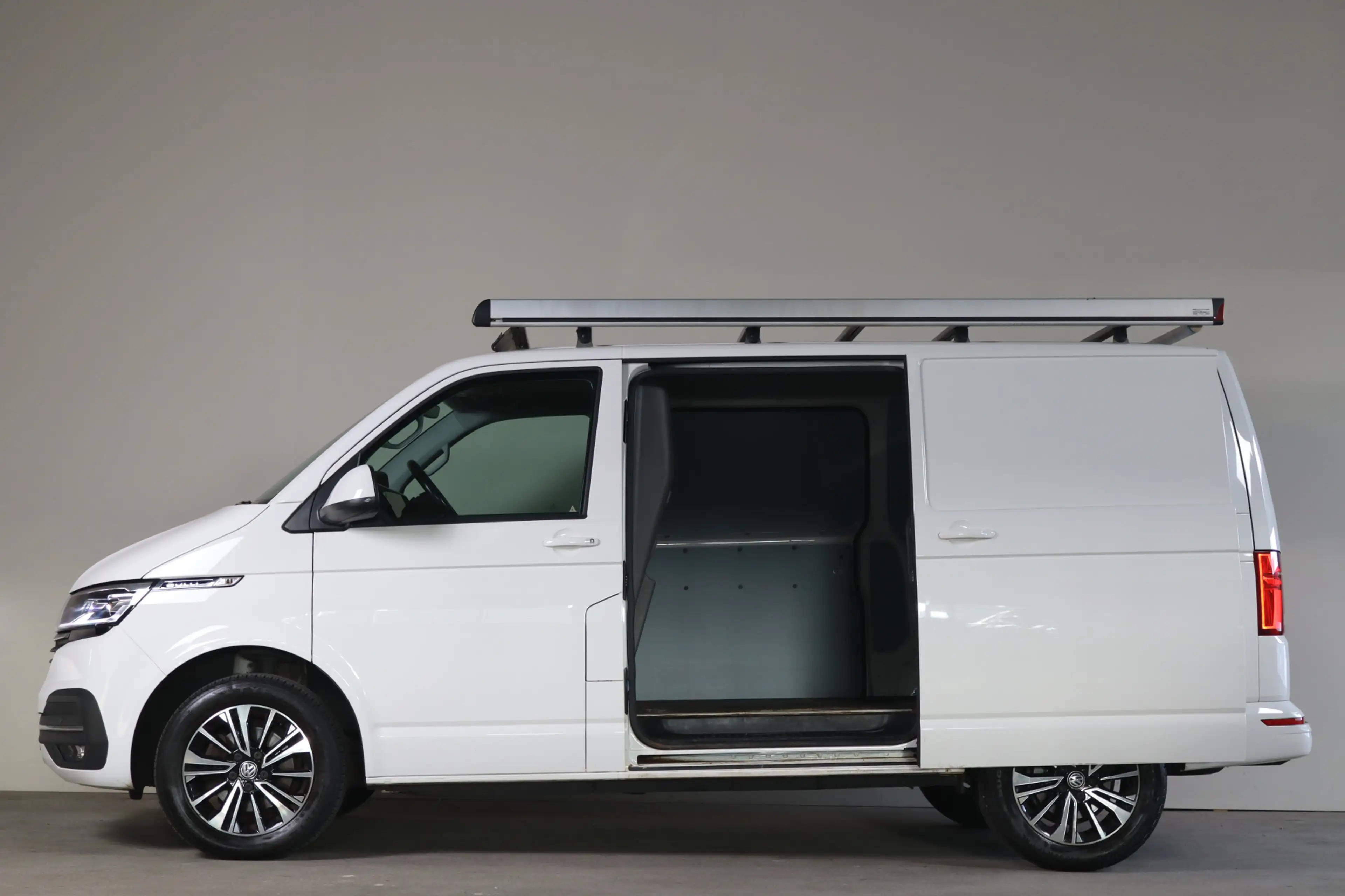 Volkswagen T6.1 Transporter 2.0 TDI L1H1 28 Bulli - NL Auto!! Adap Cruise I Ca — photo 4