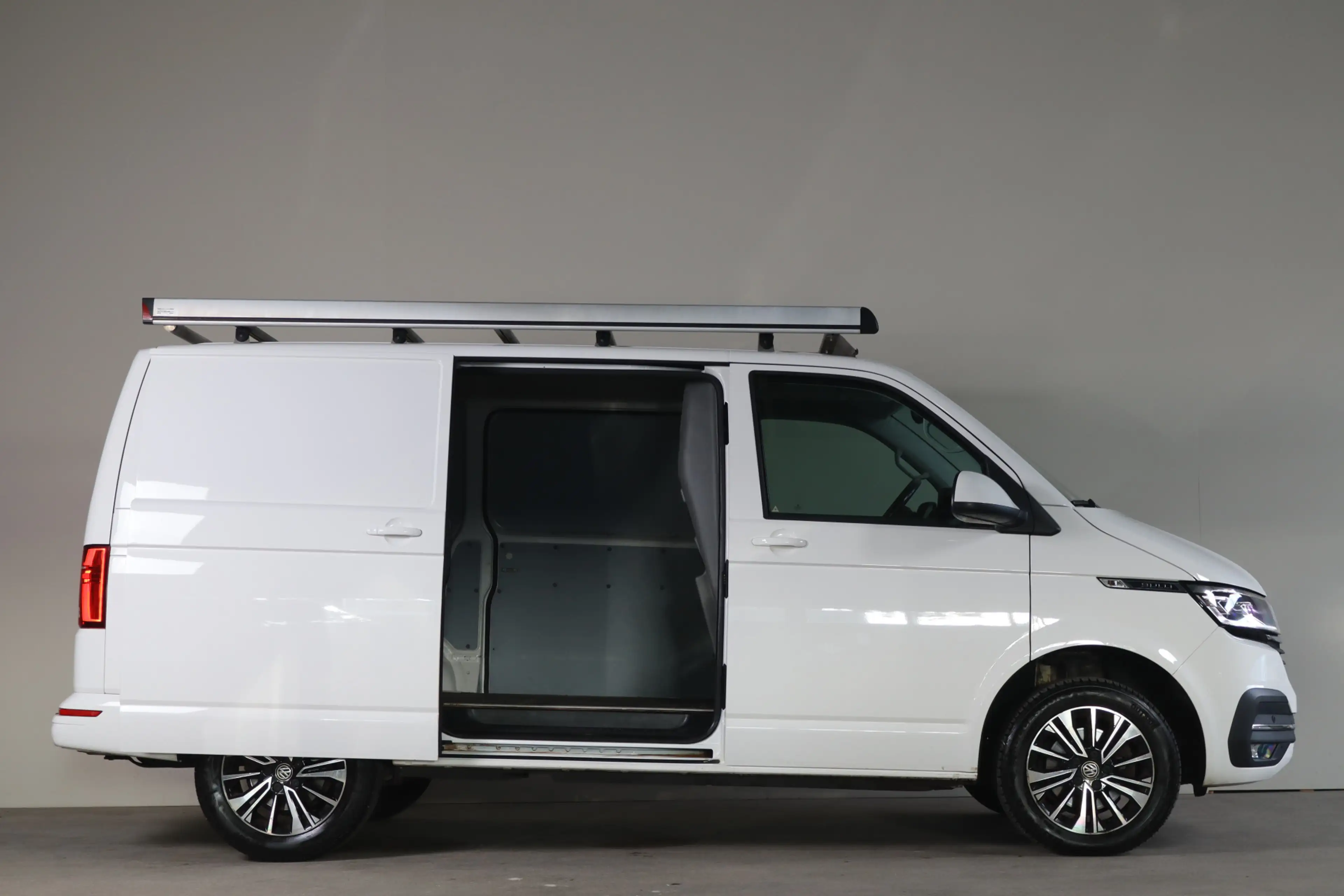 Volkswagen T6.1 Transporter 2.0 TDI L1H1 28 Bulli - NL Auto!! Adap Cruise I Ca — photo 3