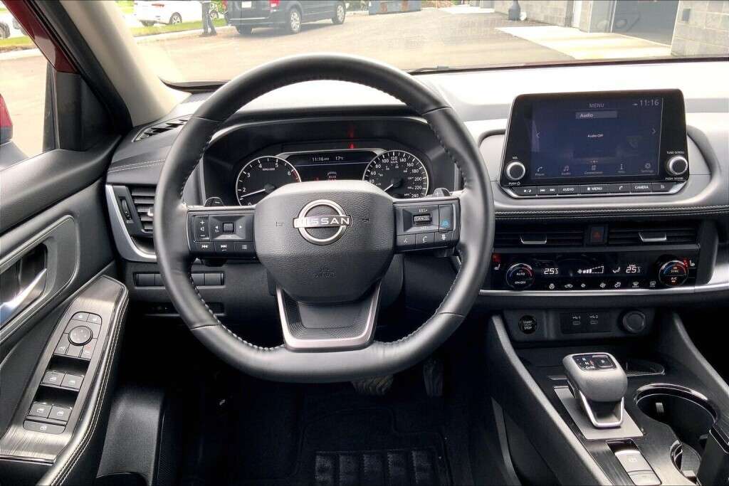 2025 Nissan Rogue SV MOONROOF AWD | LEATHER | HEATED SEATS & WHEEL — снимка 1