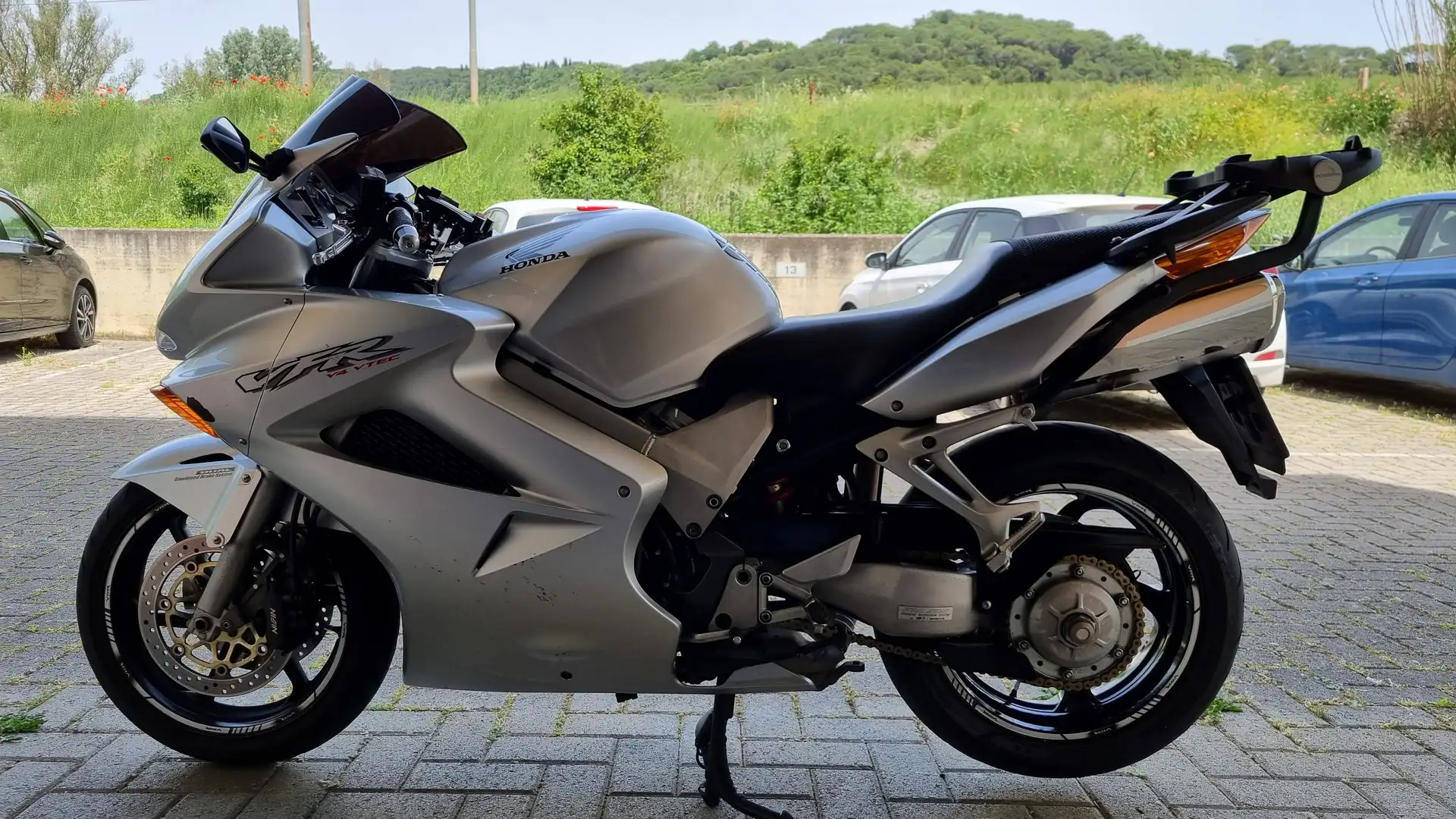 Honda VFR 800 V-Tec Stříbrná - 1