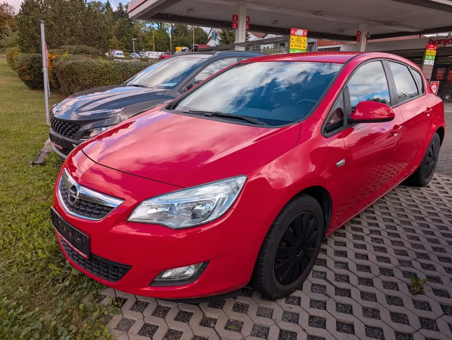Opel Astra J Lim. 5-trg. Edition Rouge - 1