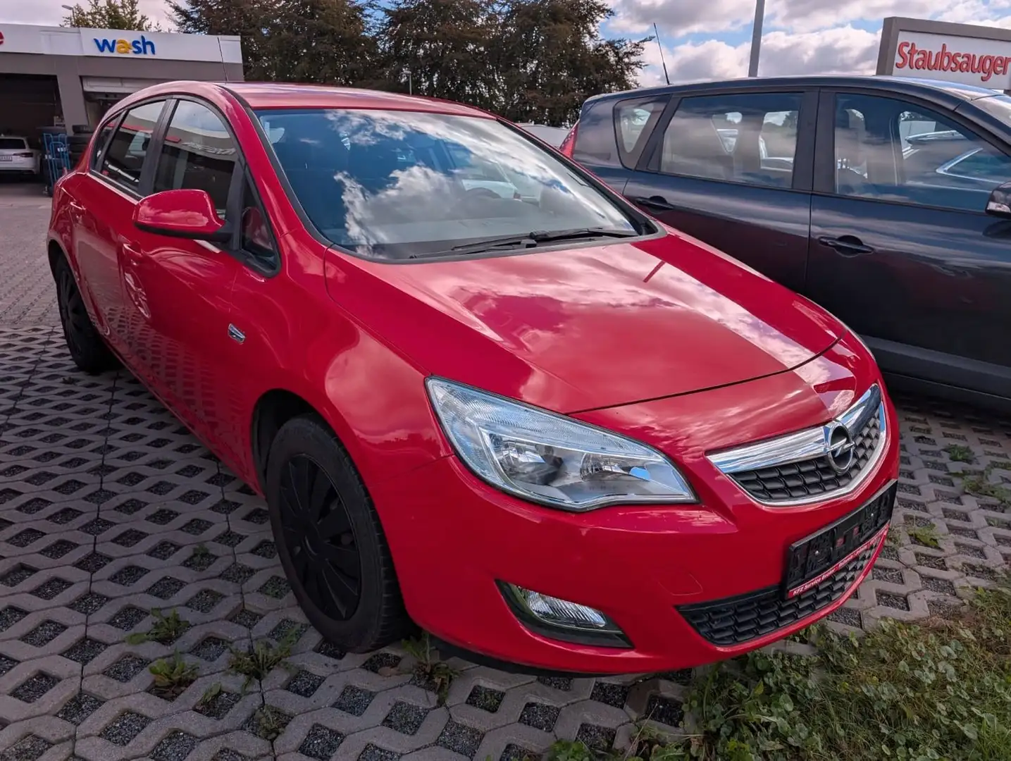 Opel Astra J Lim. 5-trg. Edition Rouge - 2