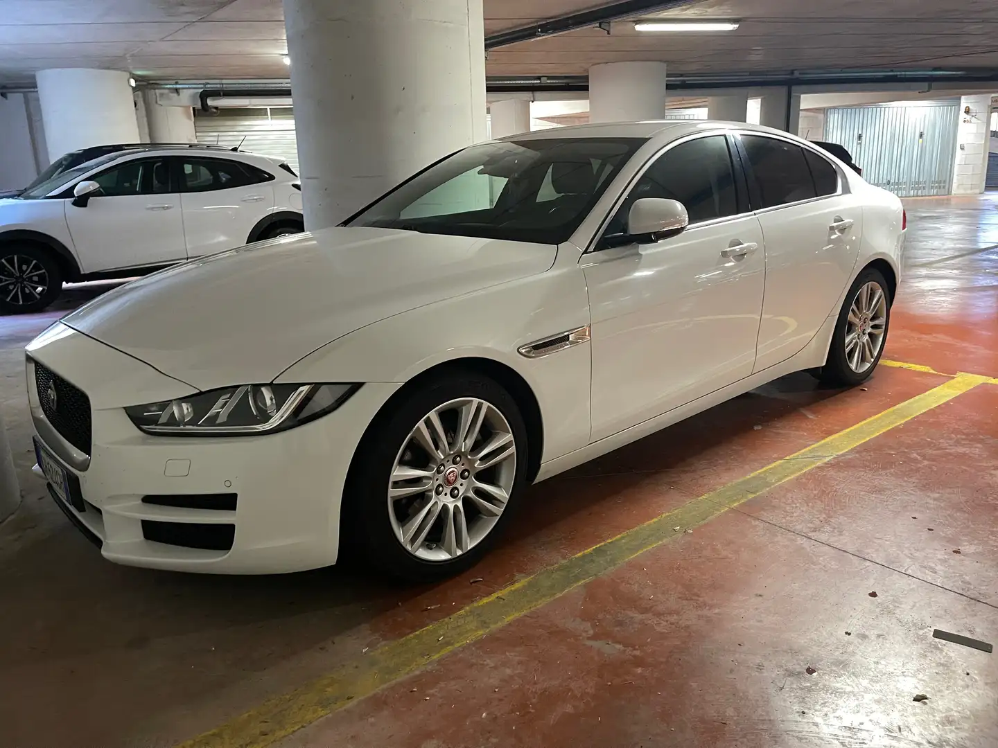 Jaguar XE Jaguar Xe 2.0 180cv prestige Bianco - 1