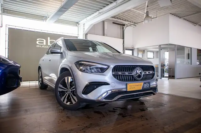 Mercedes-Benz Gla view 3