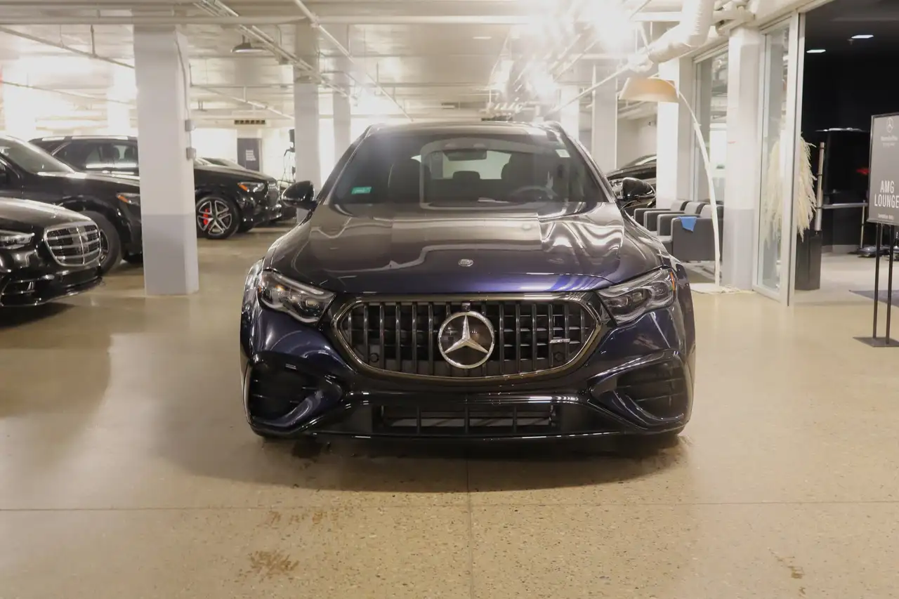 Mercedes-Benz E-Class снимка Mercedes-Benz E-Class