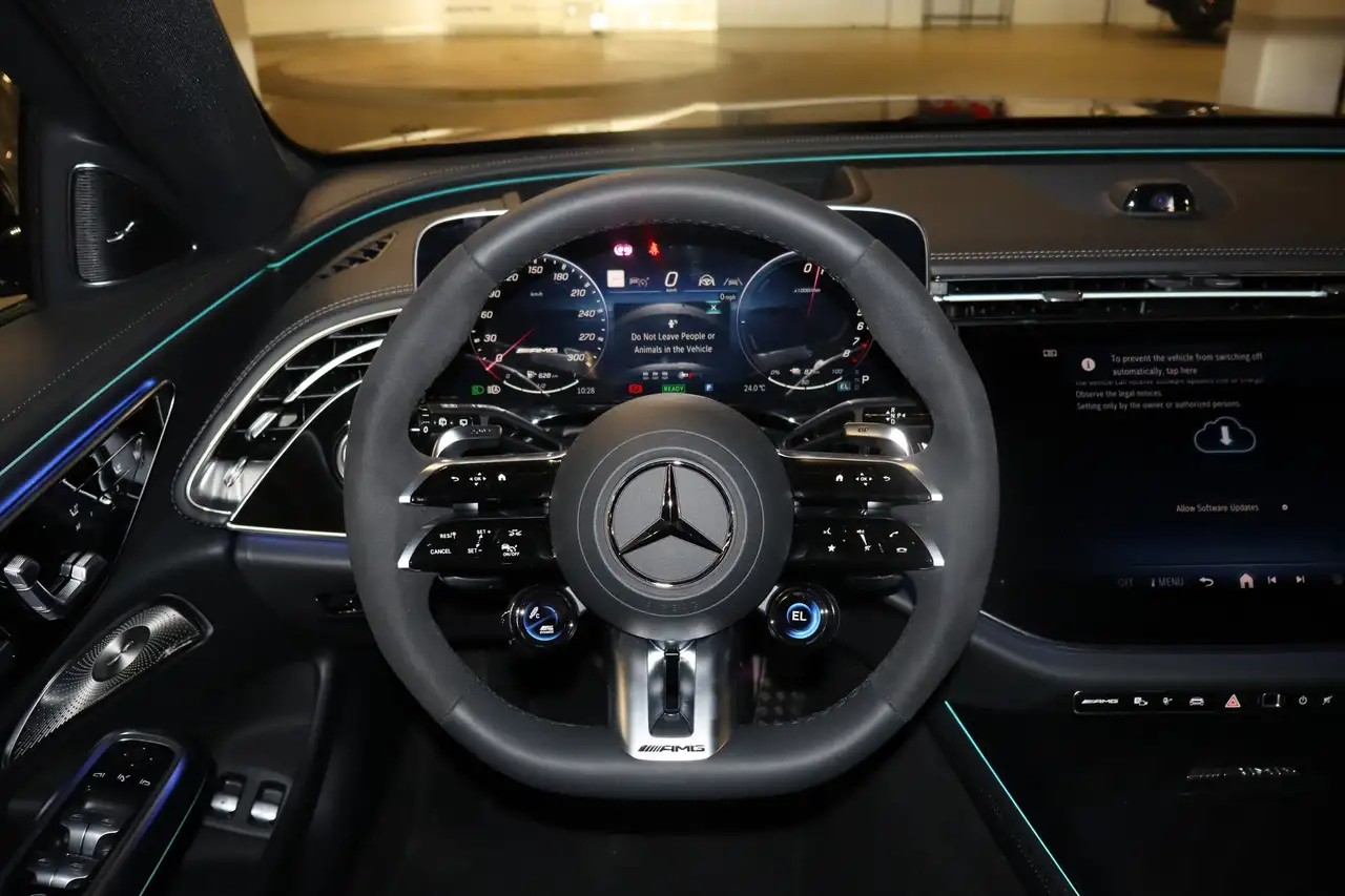 Mercedes-Benz E-Class снимка Mercedes-Benz E-Class