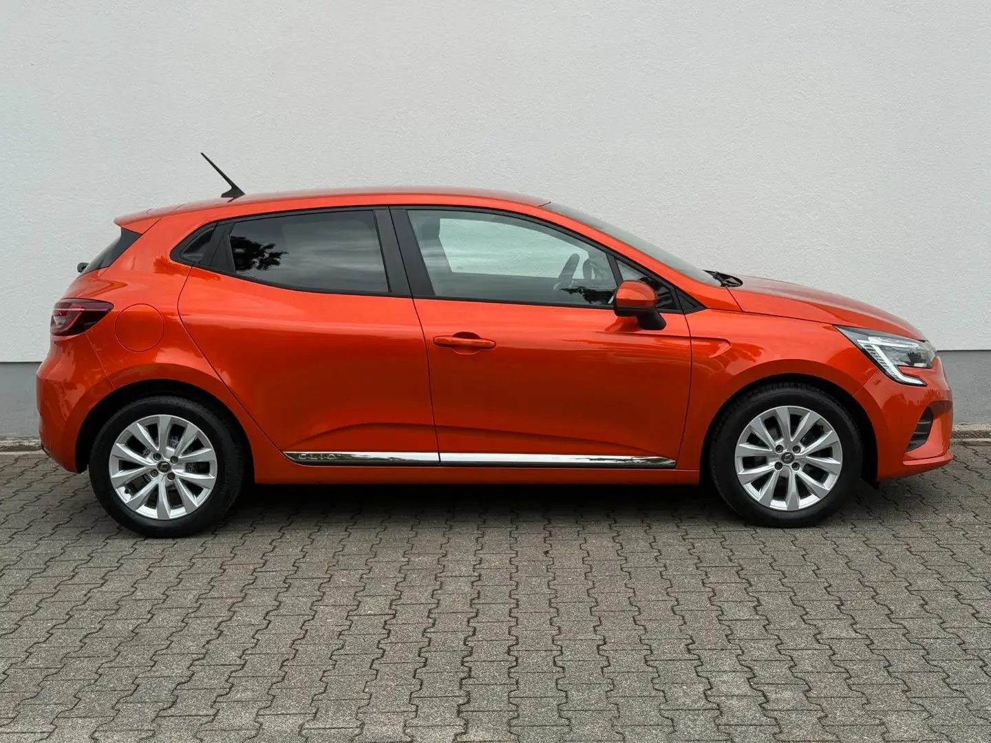 Renault Clio V Experience, LED, Navi, Apple CarPlay, DAB Orange - 2