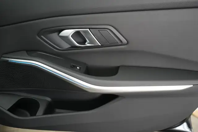 BMW 3 Series view 11
