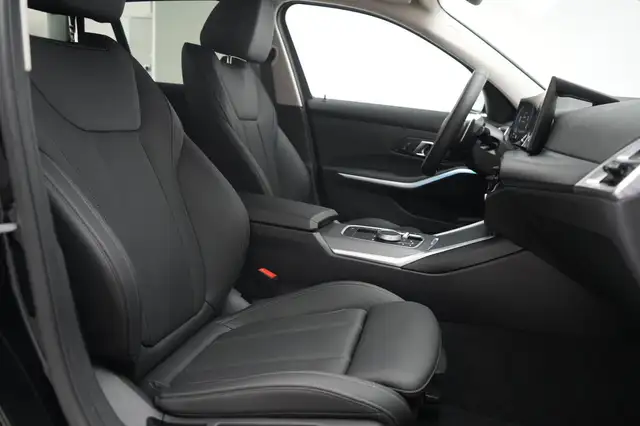 BMW 3 Series view 8
