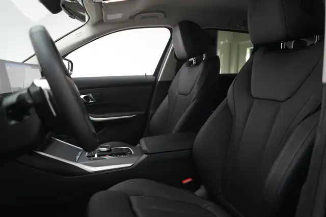 BMW 3 Series view 14