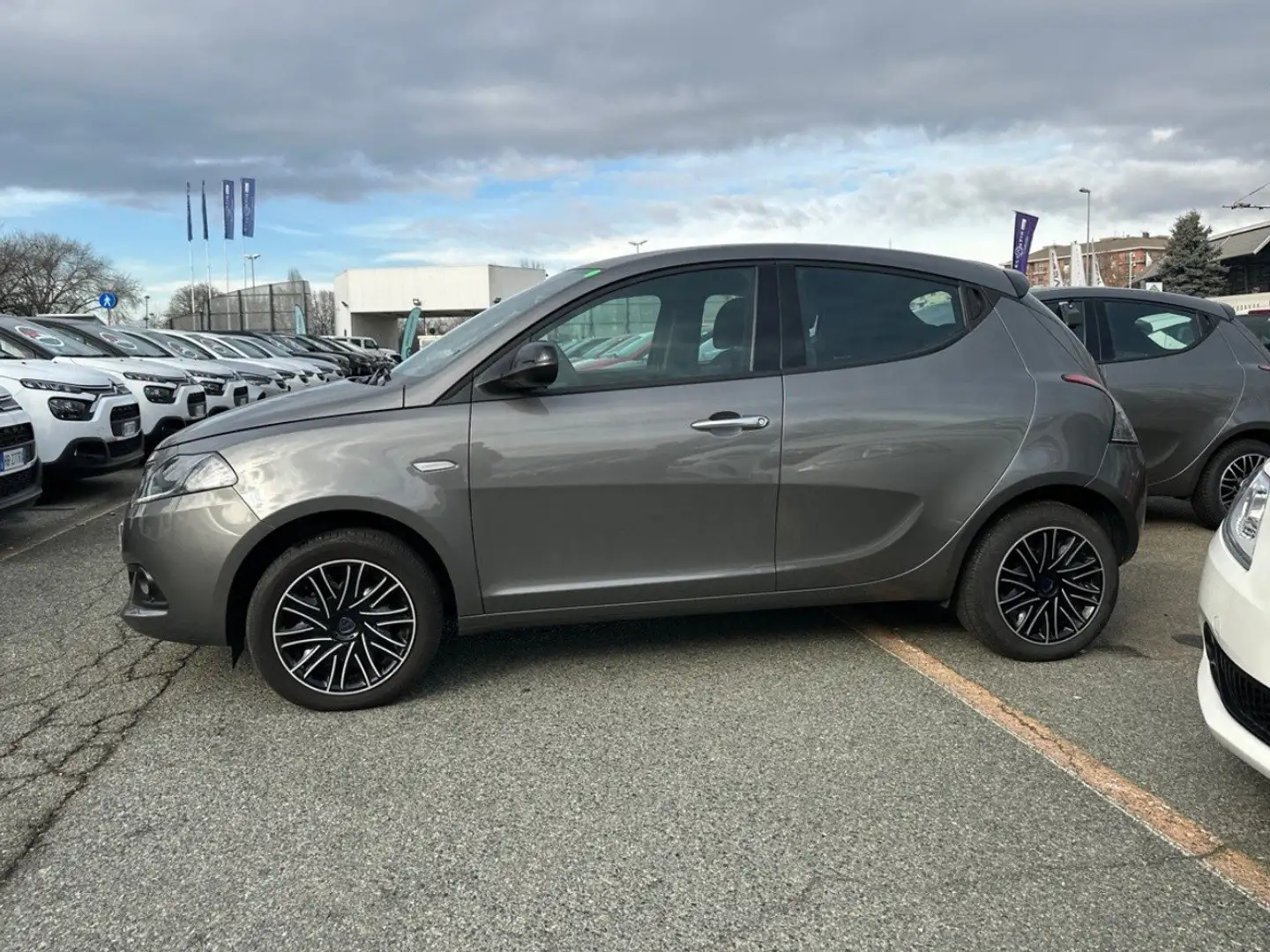 Lancia Ypsilon 1.0 FireFly 70cv Hybrid Gold Grigio - 2