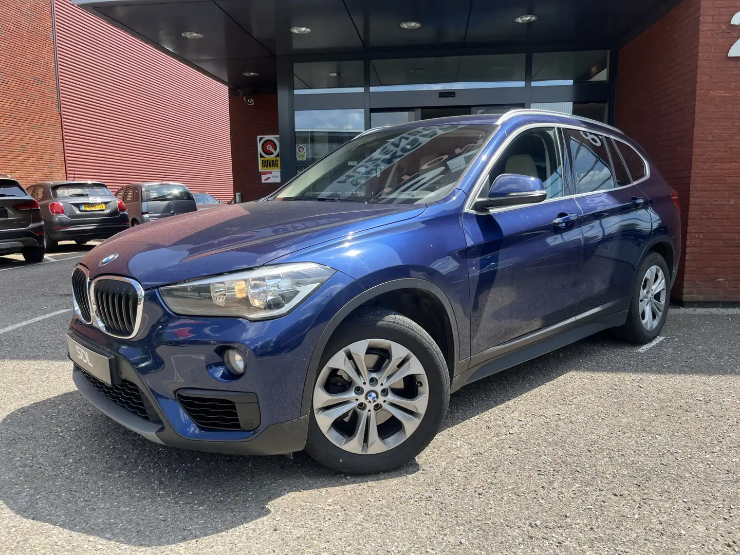 BMW X1 sDrive18i Executive // LEDER // ELEK. KLEP // NAVI Blauw - 2