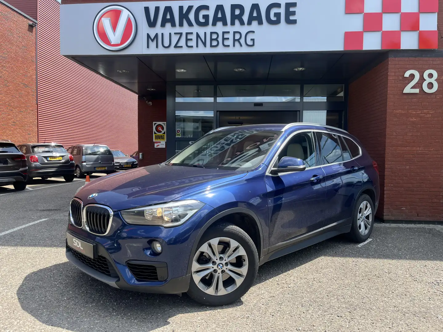 BMW X1 sDrive18i Executive // LEDER // ELEK. KLEP // NAVI Blauw - 1