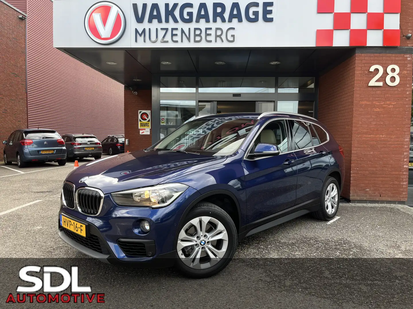 BMW X1 sDrive18i Executive // LEDER // ELEK. KLEP // NAVI Blauw - 1
