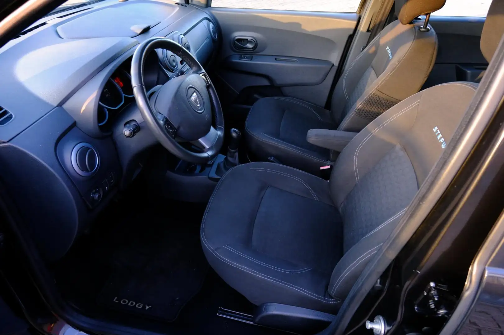 Dacia Lodgy 1.2 TCe Stepway 7-pers Navi|Airco|LMV|Trekhaak Schwarz - 2